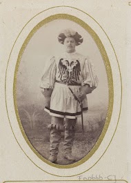 Portret van een man in kostuum met degen, aangeduid als C.E. van Marle