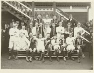 Het elftal van HVV, de club van Dolph Kessler, met spelers van de Deense voetbalclub B.93