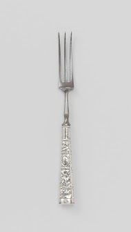 Vork met heft voorzien van fijne reliëfranken op gegranuleerde grond