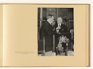 De Voorzitter en Secretaris-Generaal van de R.T.C. bespreken nog enige bijzonderheden voor de slotzitting een aanvang neemt