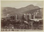 Holyrood Abbey en Holyrood Palace in Edinburgh, gezien vanaf Calton Hill