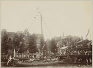 Versierde boten aan de Amsteldijk