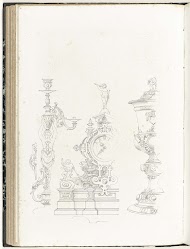 Klein ornament, kandelaar, klok en vaas