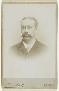 Studioportret van man met bril en snor