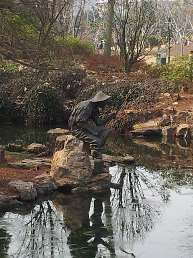 钓鱼老翁雕像