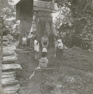 Groepsportret bij de sluis van plantage Accaribo