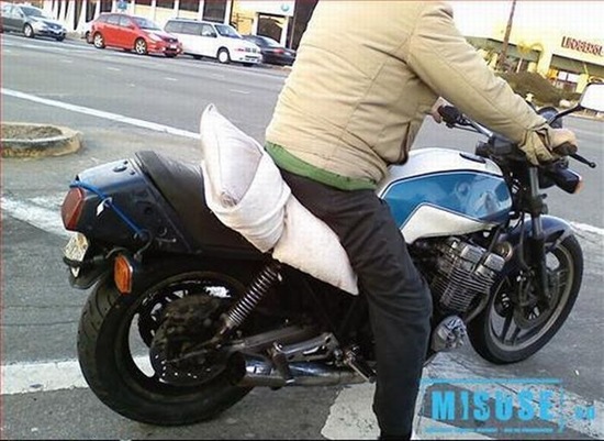 chapuzas (26) chapuzas, la almohada de la cama como cojín pata ir en moto
