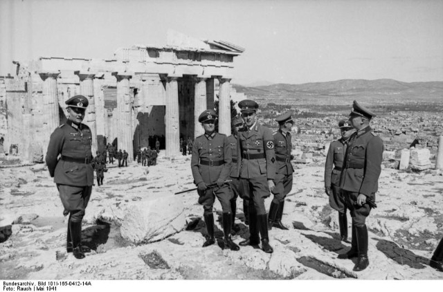 Bundesarchiv_Bild_101I-165-0412-14A,_Griechenland,_v._Brauchitsch_auf_der_Akropolis%5B6%5D.jpg