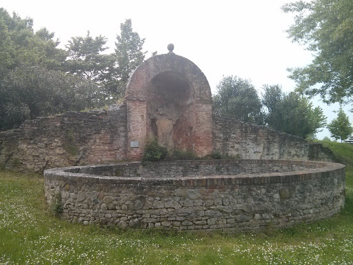 Antica Fontana Delle Armi
