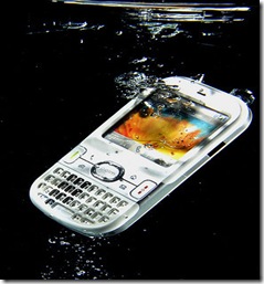 telefon cazut in apa