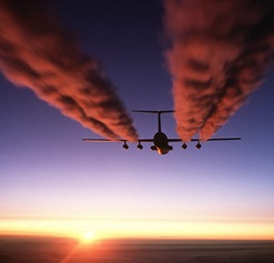 C-141_Starlifter_contrail