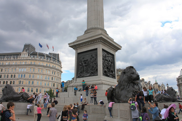 Sochy lvů u pomníku u paty Nelsonova památníku na Trafalgar Square.