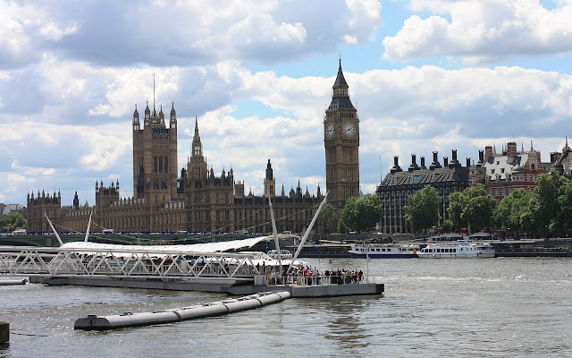 House of Parliament s Big Benem při pohledu od London Eye.