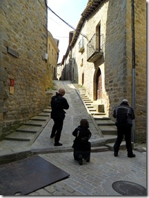 Subida a la judería desde la calle Pons Sorolla, con el portal de la Reina a la derecha