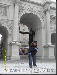 kt marble arch.. hehe... peace yo!