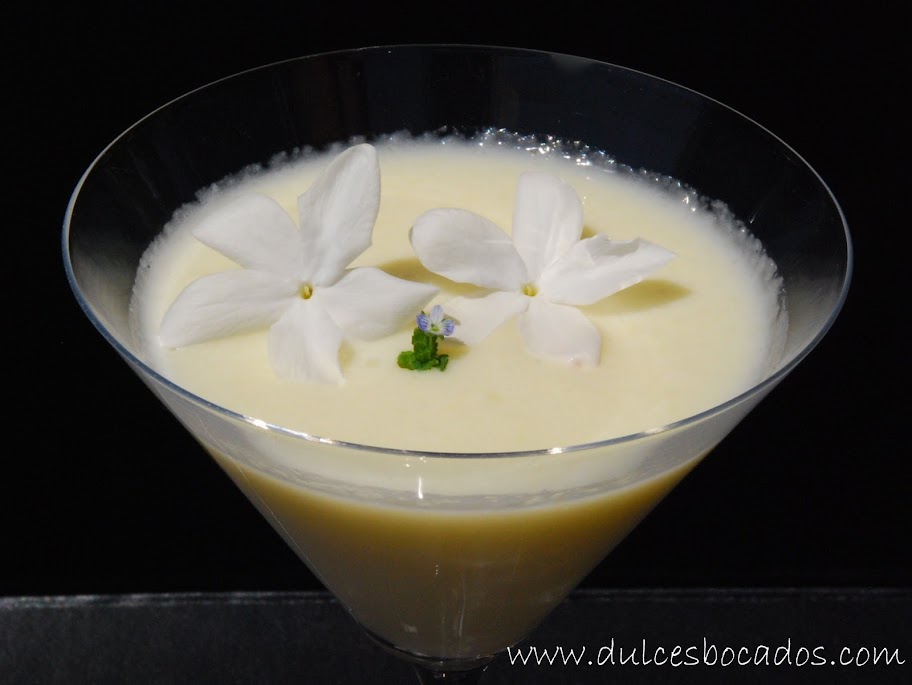 Crema de melon, leche de coco y flores de jazmín