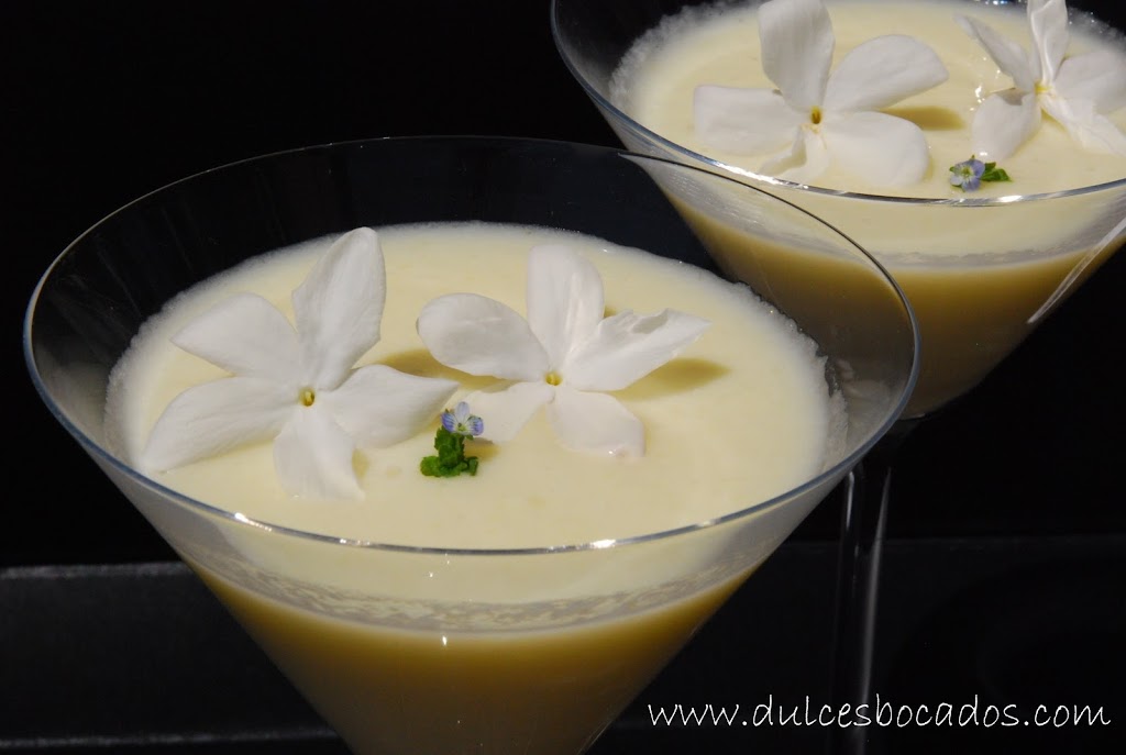Crema de melón, leche de coco y flores de jazmín