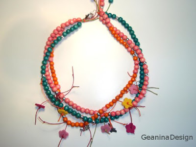 Colier din bile de lemn de culori diferite cu flori din stofa, Geanina dizain.