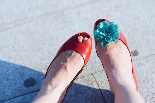 pantofi rosii si floare albastra