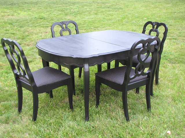 [black table 002[4].jpg]