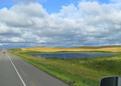 North Dakota: green grass, wheatfields, blue lakes