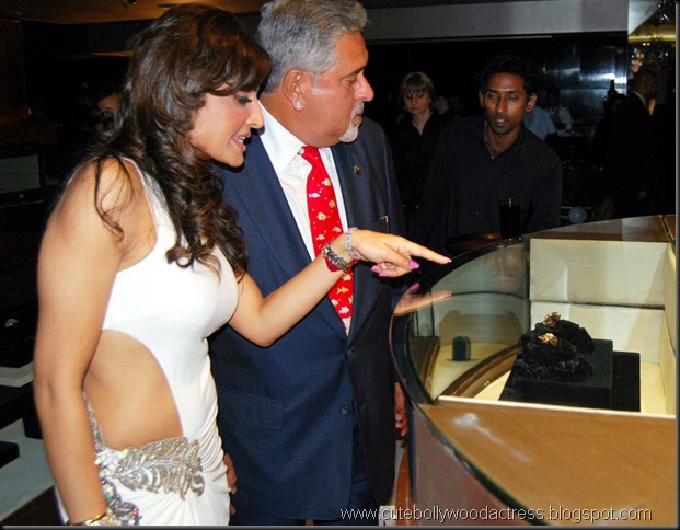 sushmita-and-lara-dutta-graces-queenie-dhodys-giantti-launch4