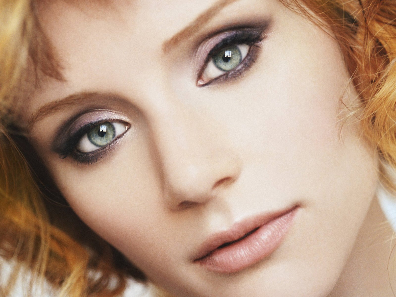 [bryce dallas howard 1920x1440-6_desktop stars wallpapers[3].jpg]