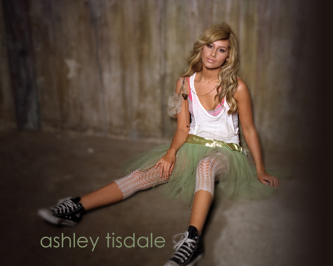 [Ashley Tisdale (1) desktop stars wallpapers[2].jpg]