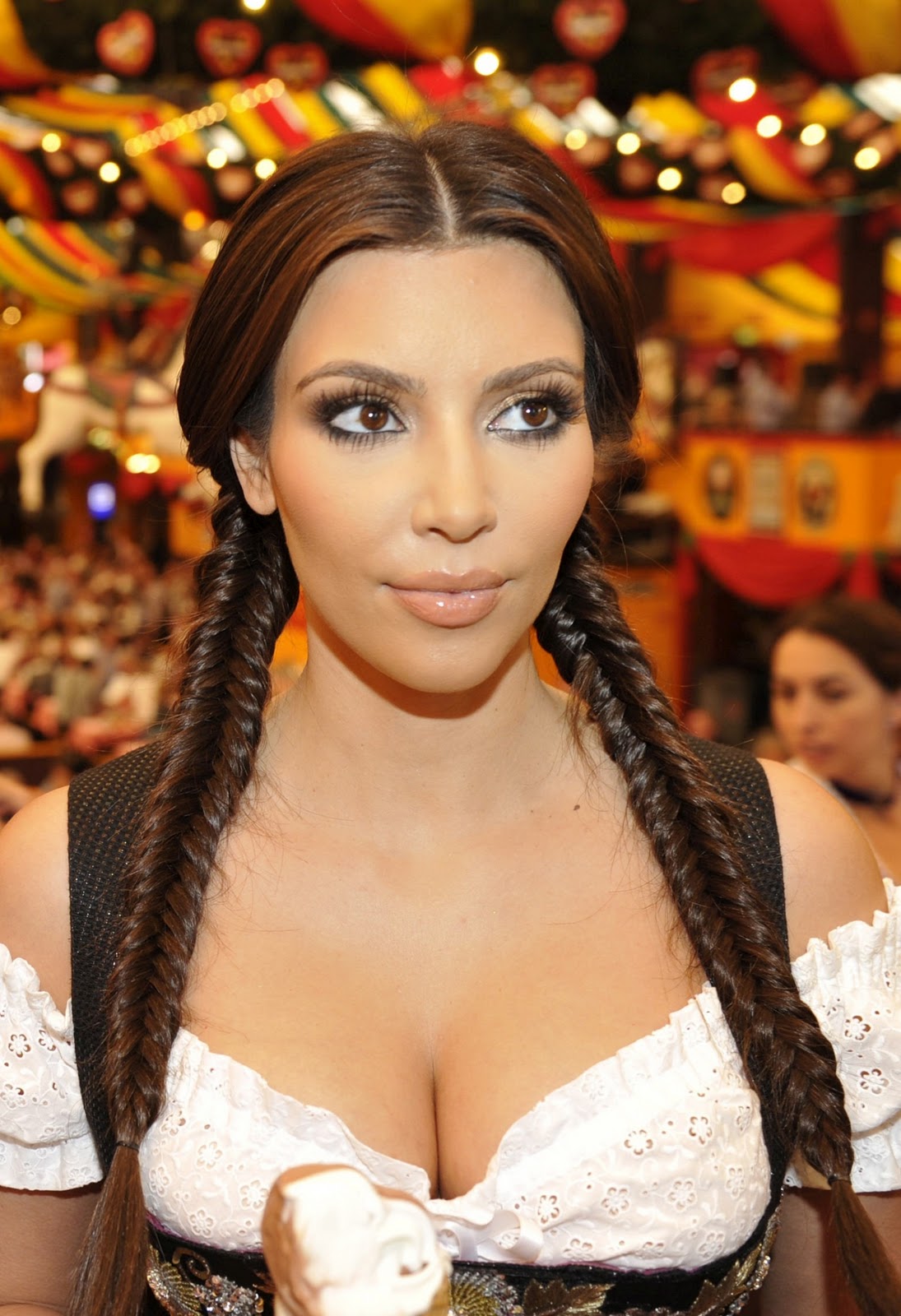 [Kim Kardashian in Munich at Oktoberfest hottest cleavage[3].jpg]