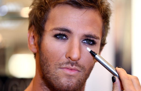 [Las-mujeres-se-siente-mas-atraidas-por-los-hombres-maquillados[3].jpg]