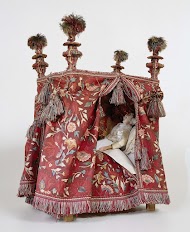 Pop, voorstellende de kraamvrouw