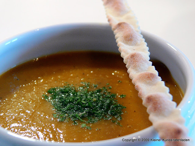 Kürbis-Pastinakensuppe mit knusprigen Brotsticks