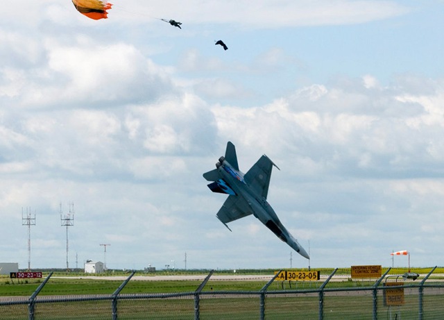[Pilot ejects an instant before fighterjet crashes 2.jpg]