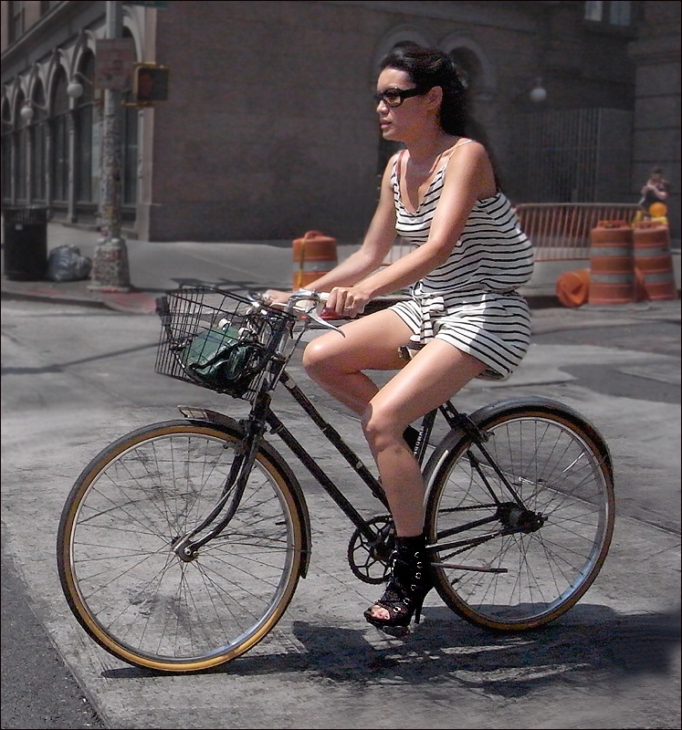 [w high heels  striped shorts dress bike[3].jpg]