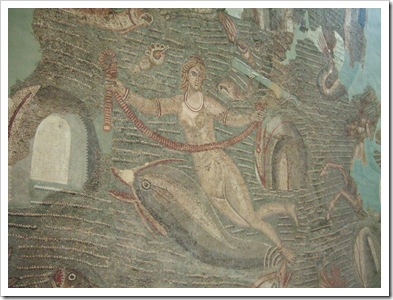 511 - Túnez, Museo Nacional del Bardo. Sala de los Mosaicos Marinos. Mosaico poligonal representando a Anfitrite rodeada de craturas marinas. Cartago, s. IV d. C.