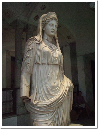 427 - Túnez, Museo Nacional del Bardo. Estatua de la diosa Juno procedente de Cartago.