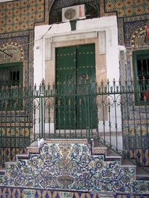 [029 - Túnez, La Avenida de Francia, soportal con azulejos antiguos, al lado de la Puerta de Francia.[5].jpg]