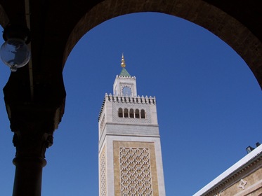 [078 - Túnez, la medina. Tras franquear la puerta se encuentra el patio, presidido por el alminar.[6].jpg]