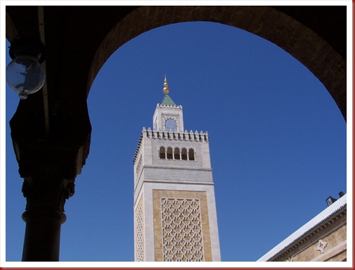 078 - Túnez, la medina. Tras franquear la puerta se encuentra el patio, presidido por el alminar.