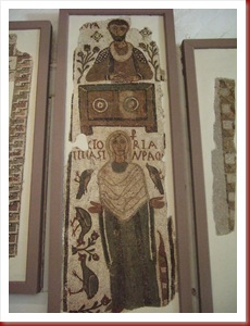 306 - Túnez, Museo Nacional del Bardo. Tumba doble representando a un escriba y a una dama llamada Victoria, s. IV d. C. Tabarka.