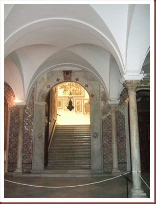 323 - Túnez, Museo Nacional del Bardo. Vista general de la sala que conduce a la escalera que da acceso a la primera planta.