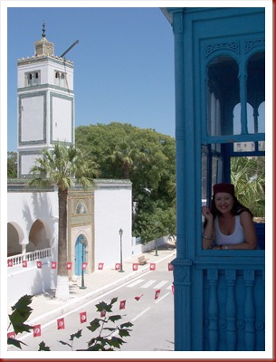 377 - Túnez, Museo Nacional del Bardo. Asomada a uno de los miradores del palacio-museo, con la mezquita de El Bardo enfrente y la chechia del vigilante sobre mi testa.
