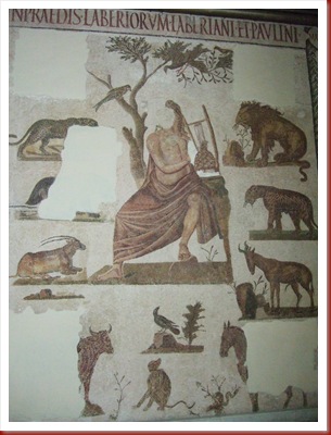 458 - Túnez, Museo Nacional del Bardo. En el comedor se exhibe un mosaico que representa a Orfeo encantando a los animales salvajes con su lira.