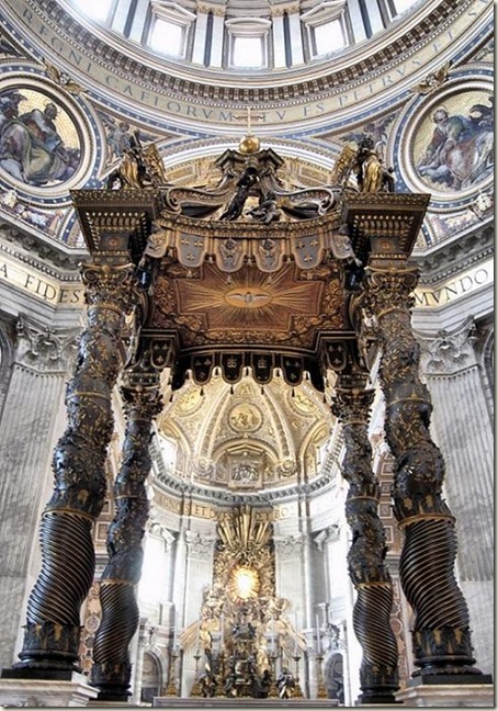 Altar com Pálio, Colunas de Bernini, Basílica de São Pedro, Vaticano, Roma Altar com Pálio, Colunas de Bernini, Basílica de São Pedro, Vaticano, Roma
