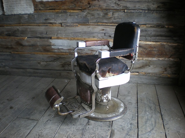 [Antique barber chair in saloon[2].jpg]