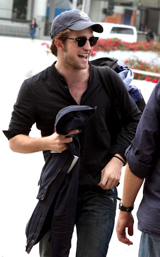 Teen heart throb Robert Pattinson has his back pack and opts for his trusty Ray Ban sunglasses as he catches a flight out of Los Angeles international airport. Pictured: Robert Pattinson <B>Ref: SPL115846  260709  </B><br /> Picture by: Tom Vickers/ Splash News<br /> <B>Splash News and Pictures</B><br /> Los Angeles:	310-821-2666<br /> New York:	212-619-2666<br /> London:	870-934-2666<br /> photodesk@splashnews.com<br /> ” /></strong></p> <p style=