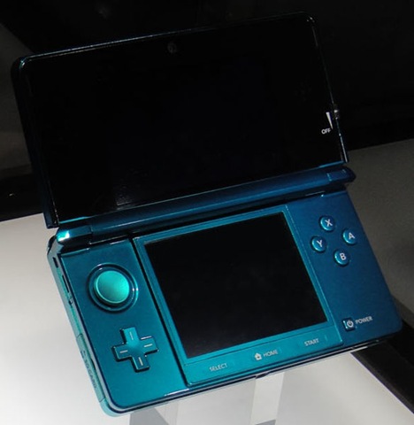 [584px-Blue_Nintendo_3DS_at_E3_2010[2].jpg]