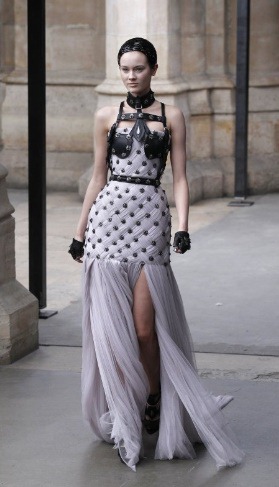 [McQueen FallWinter 2011 Sarah Burton Turns Out Royal Wedding-Worthy Collection (PHOTOS) - Mozilla Firefox 4182011 123144 PM.bmp[5].jpg]