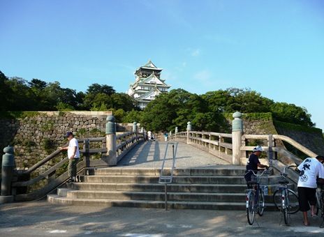 Ponte da entrada para o castelo de osaka