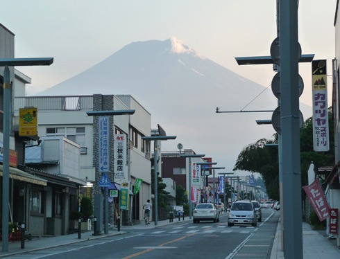 rua de Fujiyoshida como fundo Monte Fuji